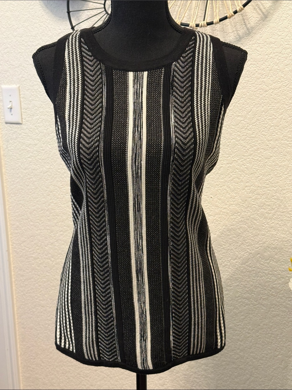 White House Black Market Black & White Vertical Stripe Sleeveless Tank SZ L